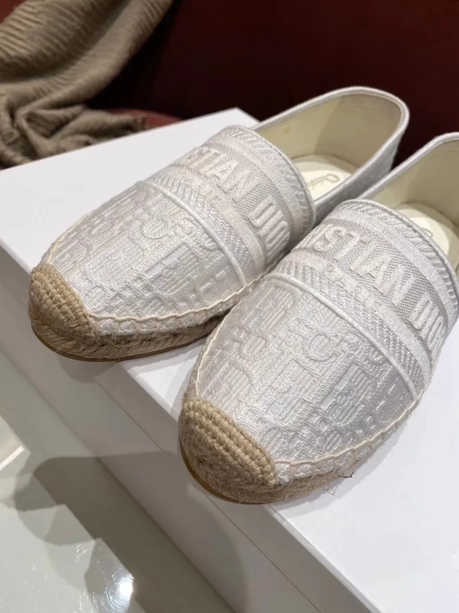 👟👟Ex-factory price 400👟👟 In 2020, new colors are coming simultaneously on the official website of the DIOR fisherman shoe series: original development, original anatomy display, exclusive outsole, you can compare as you like.  [Material] 1⃣️Sole: The only 1:1 exclusive rubber sole on the market 🌸. Fabric original embroidery. Lining: imported sheepskin, delicate and soft. [Size] 35-40.